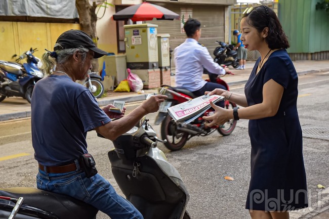 Những vị khách thân thuộc mua báo giấy hằng ngày tại sạp báo Hà Oanh.