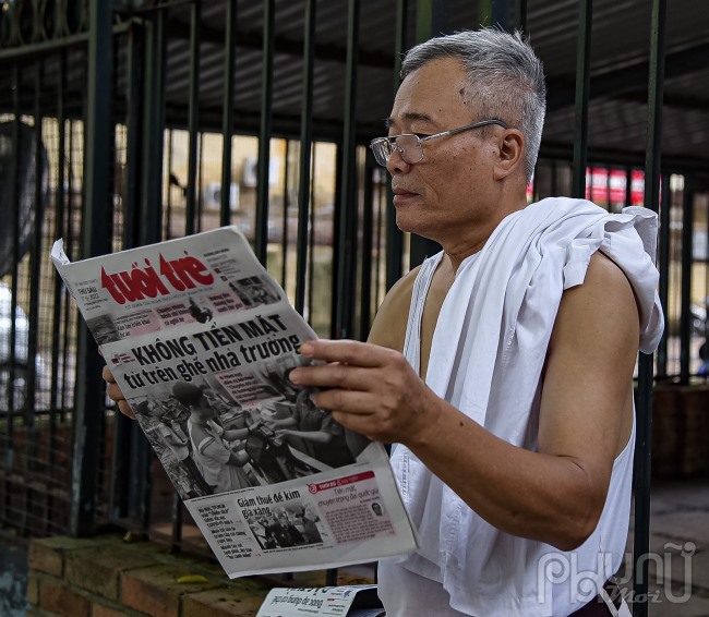Ông Nguyễn Hữu Kháng 70 tuổi cho biết: Tôi có thói quen đọc tờ báo “Tuổi Trẻ” gần 40 năm nay, tôi với vợ thường chạy bộ từ sáng sớm, sau đó tôi mua báo ngồi đọc cập nhật thông tin từng ngày.