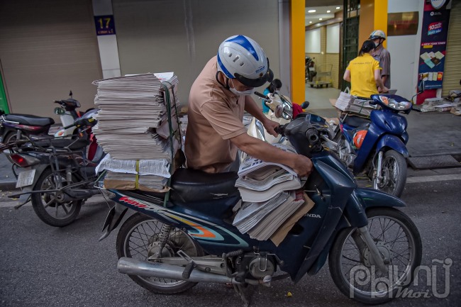 Một sạp báo nhỏ tại số 1 phố Hàng Trống (chuyển từ số 71 Hàng Trống), một trong những sạp báo đầu tiên của Hà Nội đã tồn tại được hơn 30 năm. Ở Hà Nội sạp báo giờ cũng không còn tồn tại nhiều như trước.