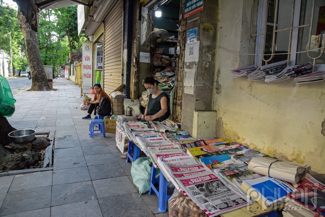 Sạp báo Hà Oanh trên phố Phan Huy Chú (Hà Nội) hiện tại là sạp báo gần như lớn nhất ở Hà  Nội, giờ luôn vắng khách.