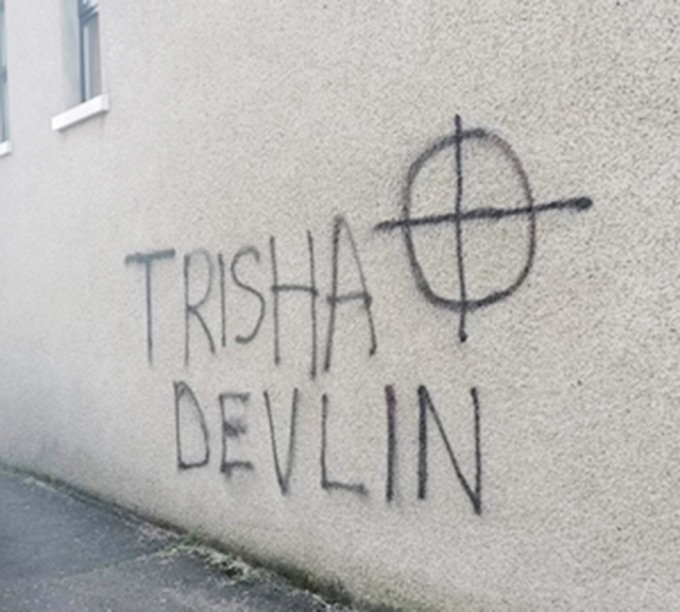Tên của nữ phóng viên Patricia Devlin cùng biểu tượng của súng trên tường (Ảnh: internet).