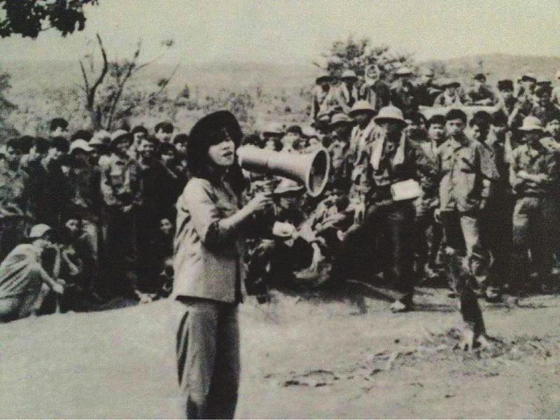 NSND Thanh Hoa biểu diễn văn nghệ ở Quảng Trị năm 1974 -Ảnh: T.L