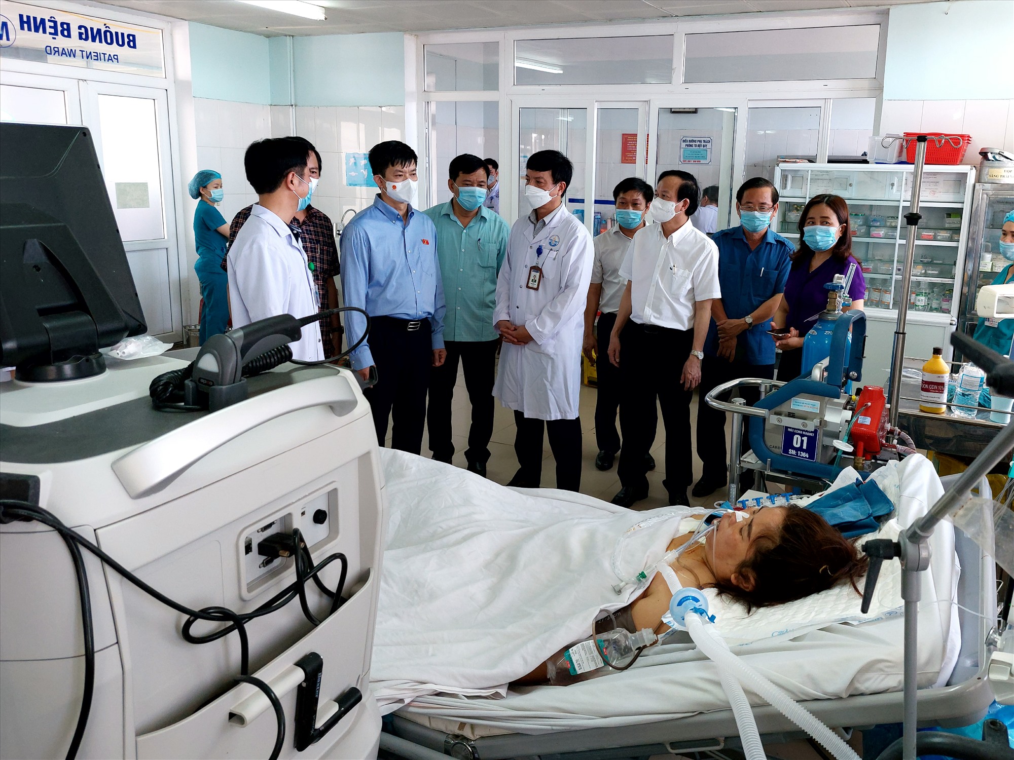 Bí thư Tỉnh ủy Lê Quang Tùng yêu cầu rà soát lại các cơ chế, chính sách của tỉnh đã ban hành, ưu tiên dành nguồn lực đầu tư, tạo điều kiện thuận lợi nhất cho ngành y tế hoạt động - Ảnh: N.T.H​
