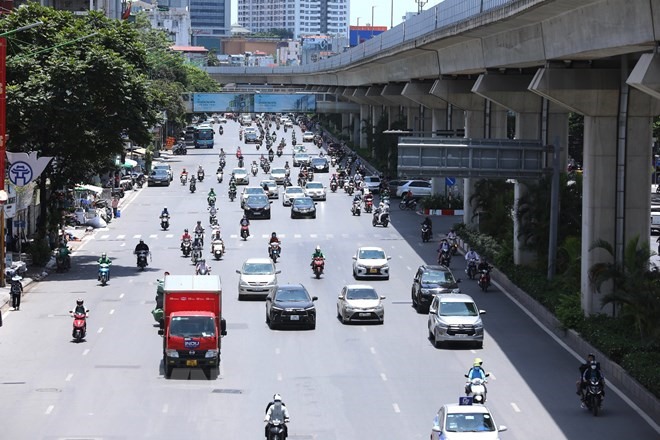 Nhiệt độ đường Nguyễn Trãi giữa trưa 19/6 có lúc lên hơn 40 độ C. (Ảnh: Hoàng Hiếu/TTXVN)