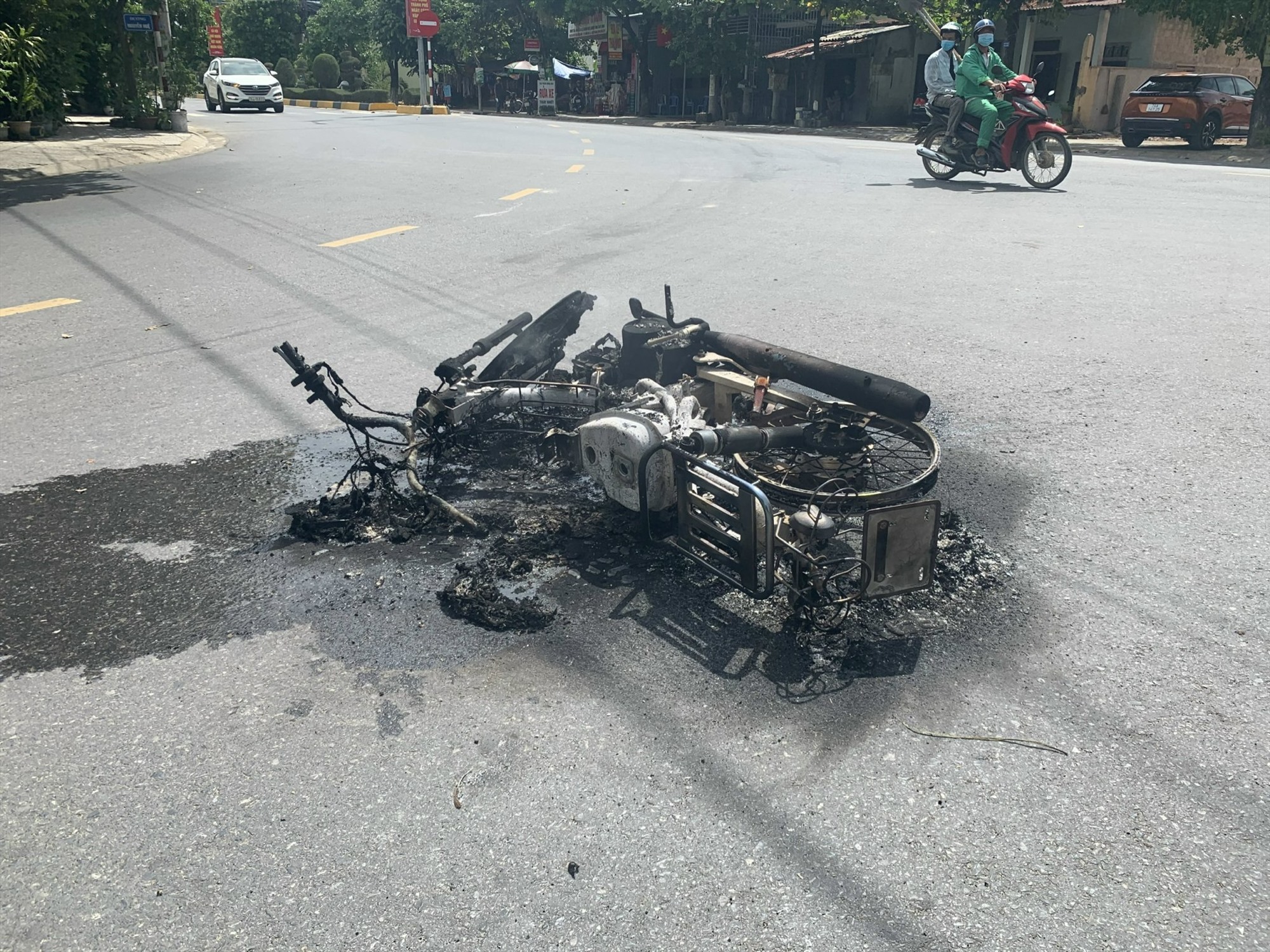 Chiếc xe máy bị cháy rụi hoàn toàn - Ảnh: Hải Phi