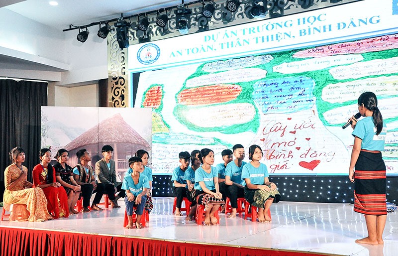 Các em học sinh Câu lạc bộ Thủ lĩnh thay đổi Trường Tiểu học và THCS A Túc, huyện Hướng Hóa truyền tải thông điệp về bình đẳng giới trong trường học - Ảnh: T.L