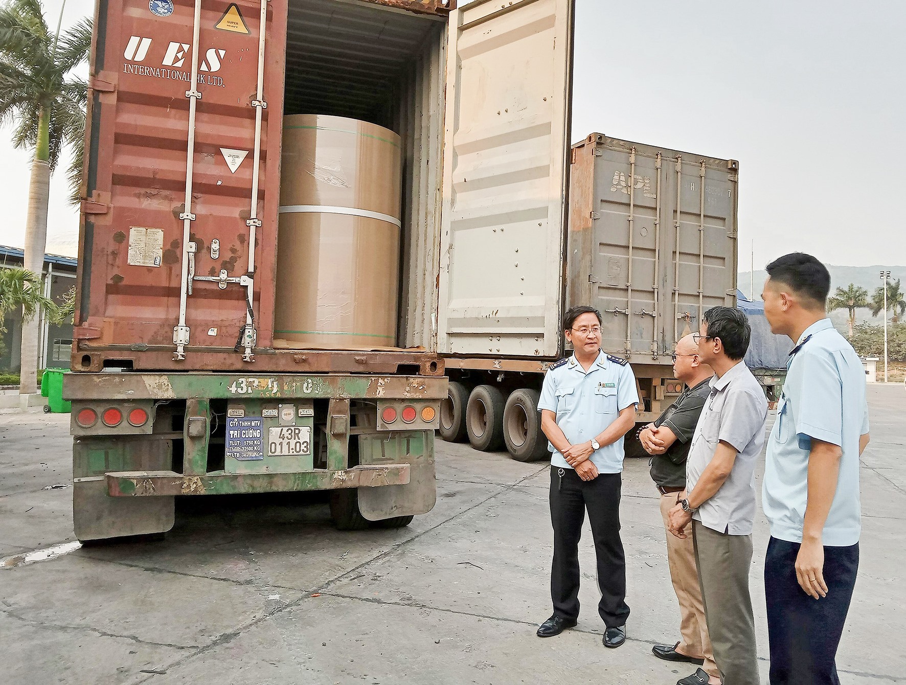 Kiểm tra hàng hóa xuất nhập khẩu tại Cửa khẩu quốc tế Lao Bảo - Ảnh: L.A.