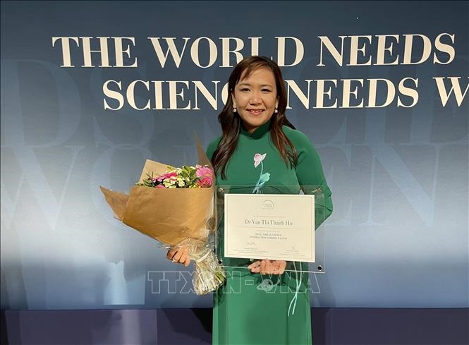 Tiến sĩ Hồ Thị Thanh Vân nhận giải thưởng nữ Nhà khoa học nữ trẻ tài năng thế giới 2022. Ảnh: TTXVN phát