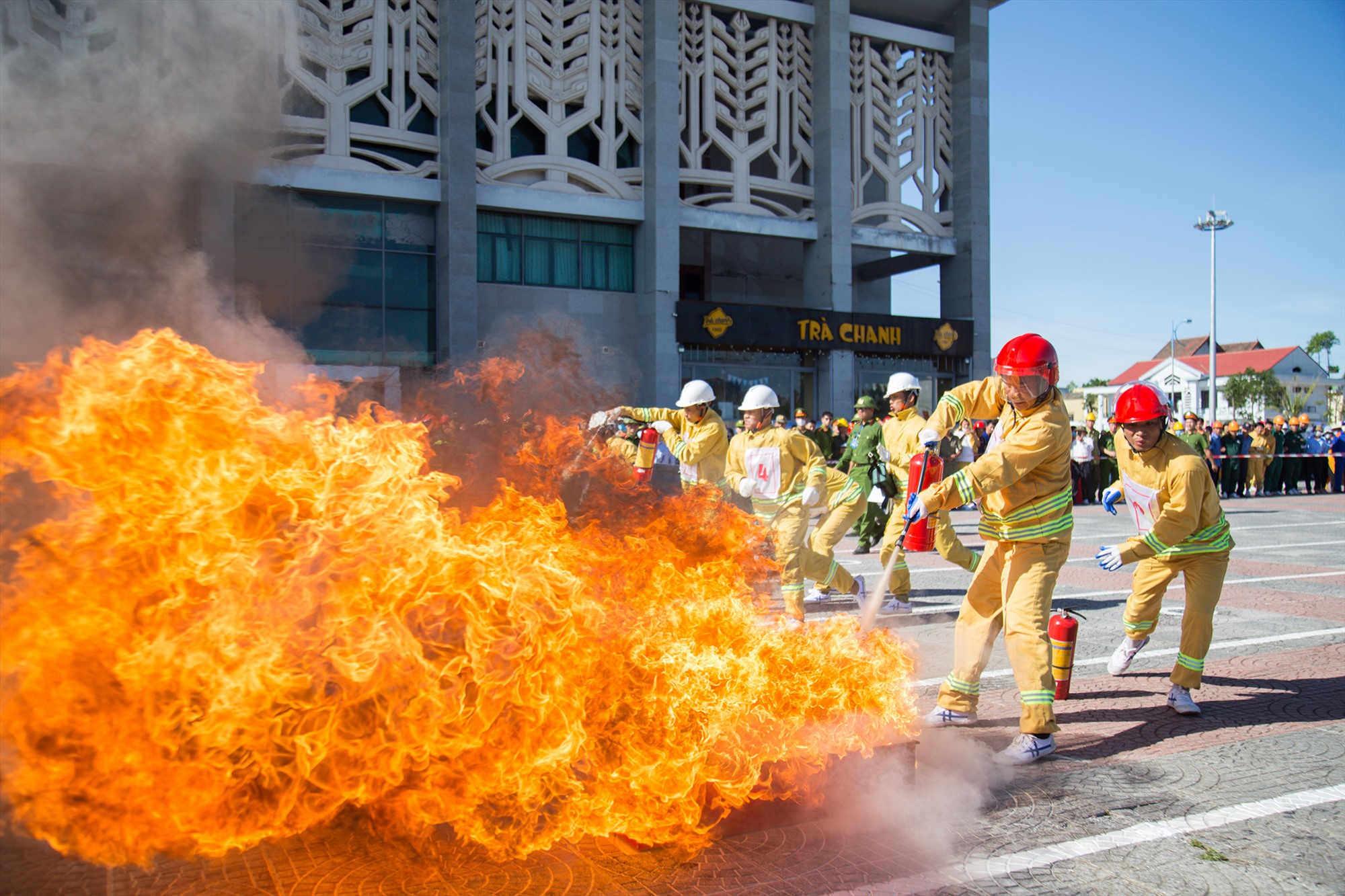 Các vận động viên tham gia thi đấu môn thể thao chữa cháy kết hợp di chuyển tài sản, chống cháy lan - Ảnh: L.T