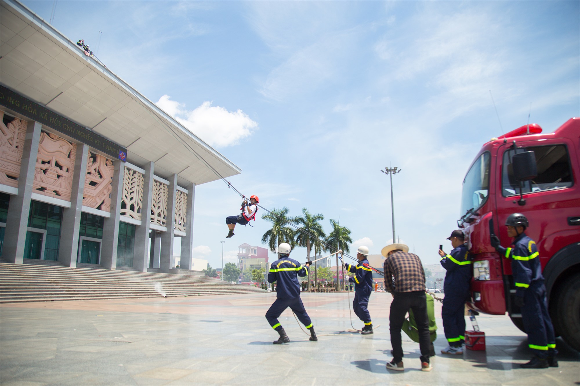 Phần thao diễn cứu nạn cứu hộ của lực lượng Cảnh sát PCCC và CNCH Công an tỉnh - Ảnh: L.T