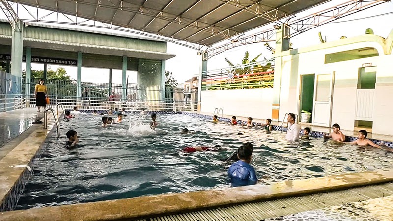 Khởi động các lớp học bơi trong hè cho học sinh trên địa bàn thị xã Quảng Trị - Ảnh: N.L