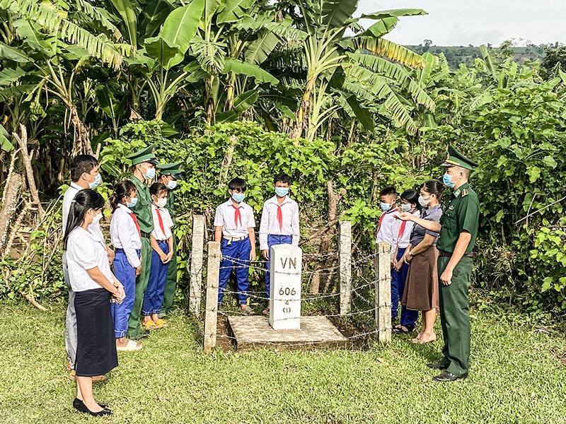 Đoàn cơ sở Đồn Biên phòng Thuận đưa giáo viên và học sinh tham quan thực tế tại cọc dấu 606 4 (1) - Ảnh: BPQT