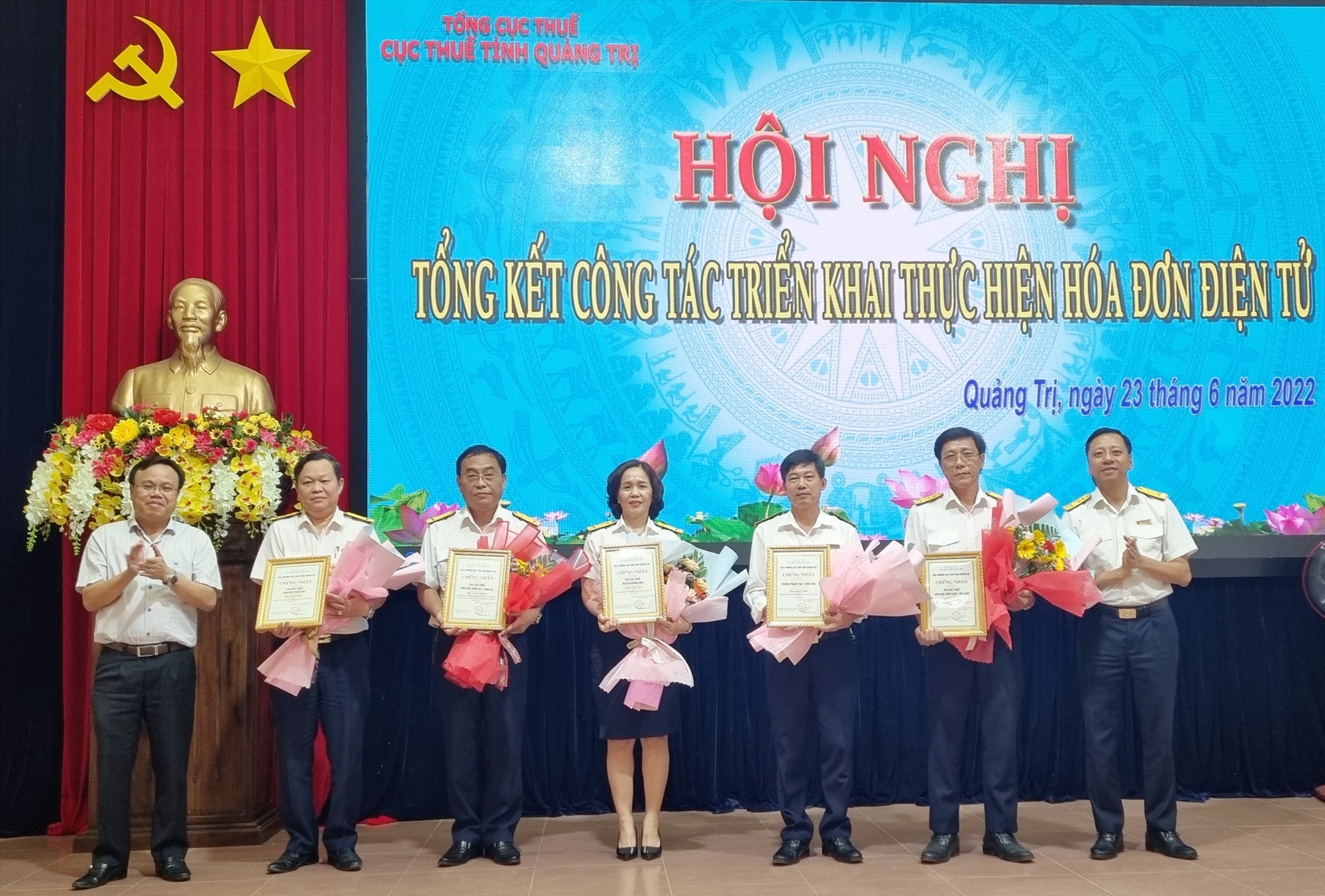 Phó Chủ tịch UBND tỉnh Lê Đức Tiến trao giải Nhất cho Chi cục Thuế khu vực Đông Hà – Cam Lộ đơn vị có số lượng áp dụng HĐĐT nhiều nhất - Ảnh: K.S