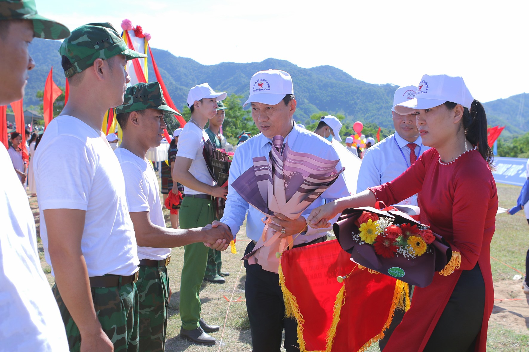 Phó Chủ tịch Thường trực HĐND tỉnh Lê Quang Chiến tặng hoa vận động viên tham gia đại hội - Ảnh: V.T