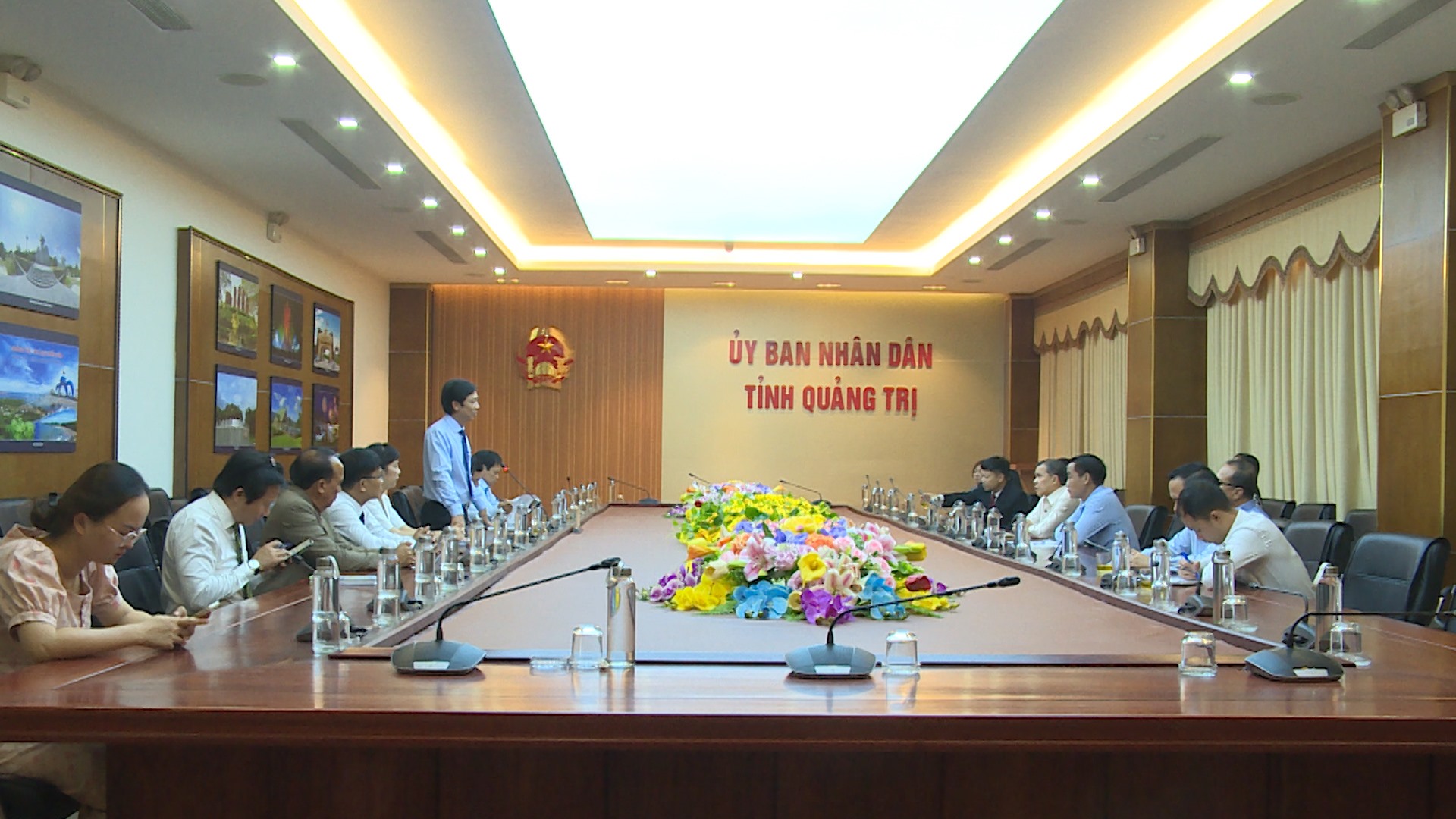 Phó Chủ tịch UBND tỉnh Hoàng Nam phát biểu tại buổi tiếp các cơ quan ngoại giao - Ảnh: T.T
