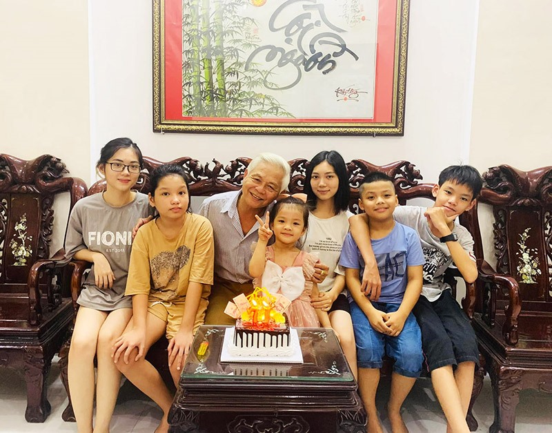 Hình ảnh hạnh phúc bên các cháu nội, ngoại của ông Phan Xuân Long ở thị xã Quảng Trị -Ảnh: TÚ LINH