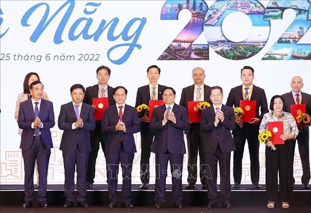 Thủ tướng Phạm Minh Chính chứng kiến lãnh đạo thành phố Đà Nẵng trao chứng nhận đầu tư, chứng nhận nghiên cứu khảo sát cho các doanh nghiệp.
