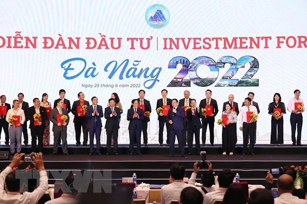 Thủ tướng Phạm Minh Chính chứng kiến lãnh đạo thành phố Đà Nẵng trao chứng nhận đầu tư, chứng nhận nghiên cứu khảo sát cho các doanh nghiệp. (Ảnh: Dương Giang/TTXVN)
