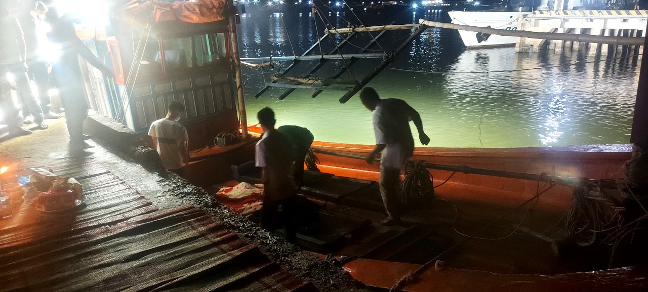 Lực lượng chức năng đưa thi thể chị L.Đ.T.C.N. lên cảng cá Cửa Việt - Ảnh: Đồn Biên phòng Triệu Vân cung cấp