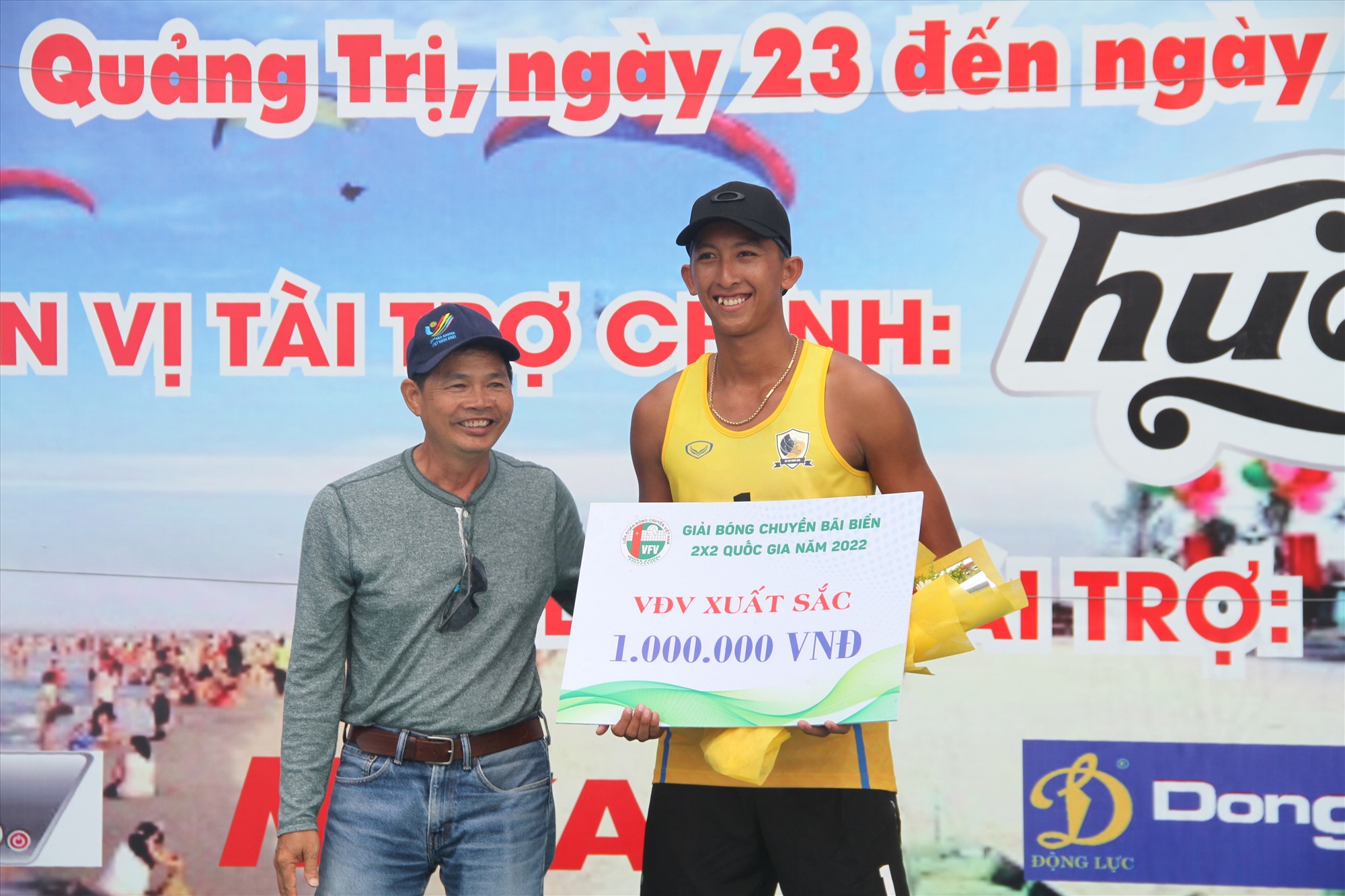 Ban tổ chức trao Giải VĐV bóng chuyền nam xuất sắc nhất giải cho VĐV Nguyễn Lâm Tới (TP.Hồ Chí Minh) - Ảnh: MĐ