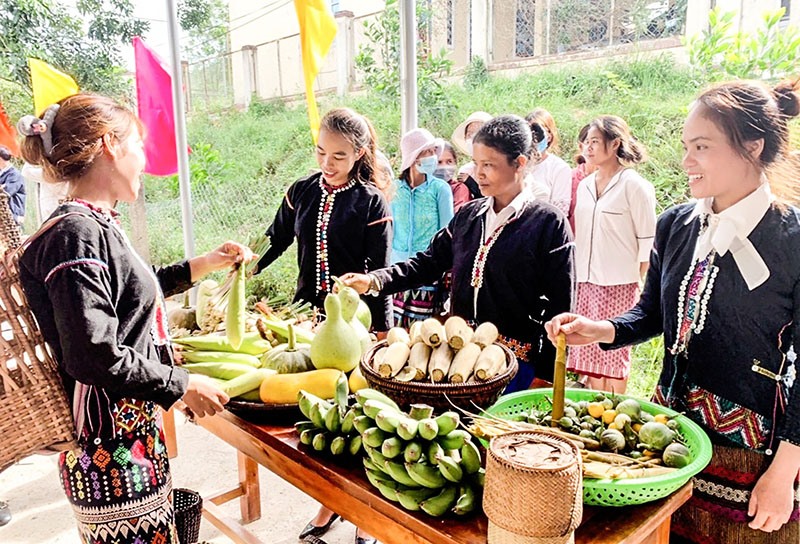 Phụ nữ Vân Kiều xã Hướng Linh tham gia phiên chợ bán nông sản nhân ngày lễ kỷ niệm 76 năm mang họ Bác Hồ - Ảnh: M.L