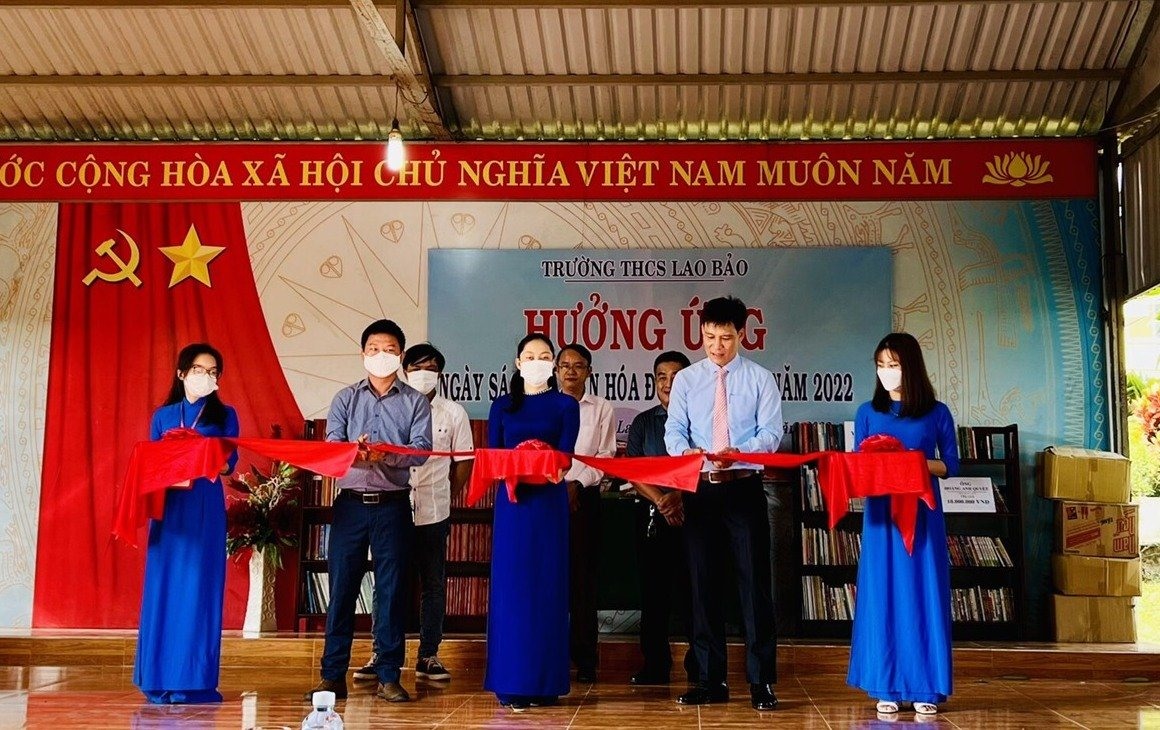 Quỹ Phát triển những con đường hoa tỉnh Quảng Trị và Trường THCS Lao Bảo khánh thành tủ sách nhân ngày Sách Việt Nam 21.4.2022