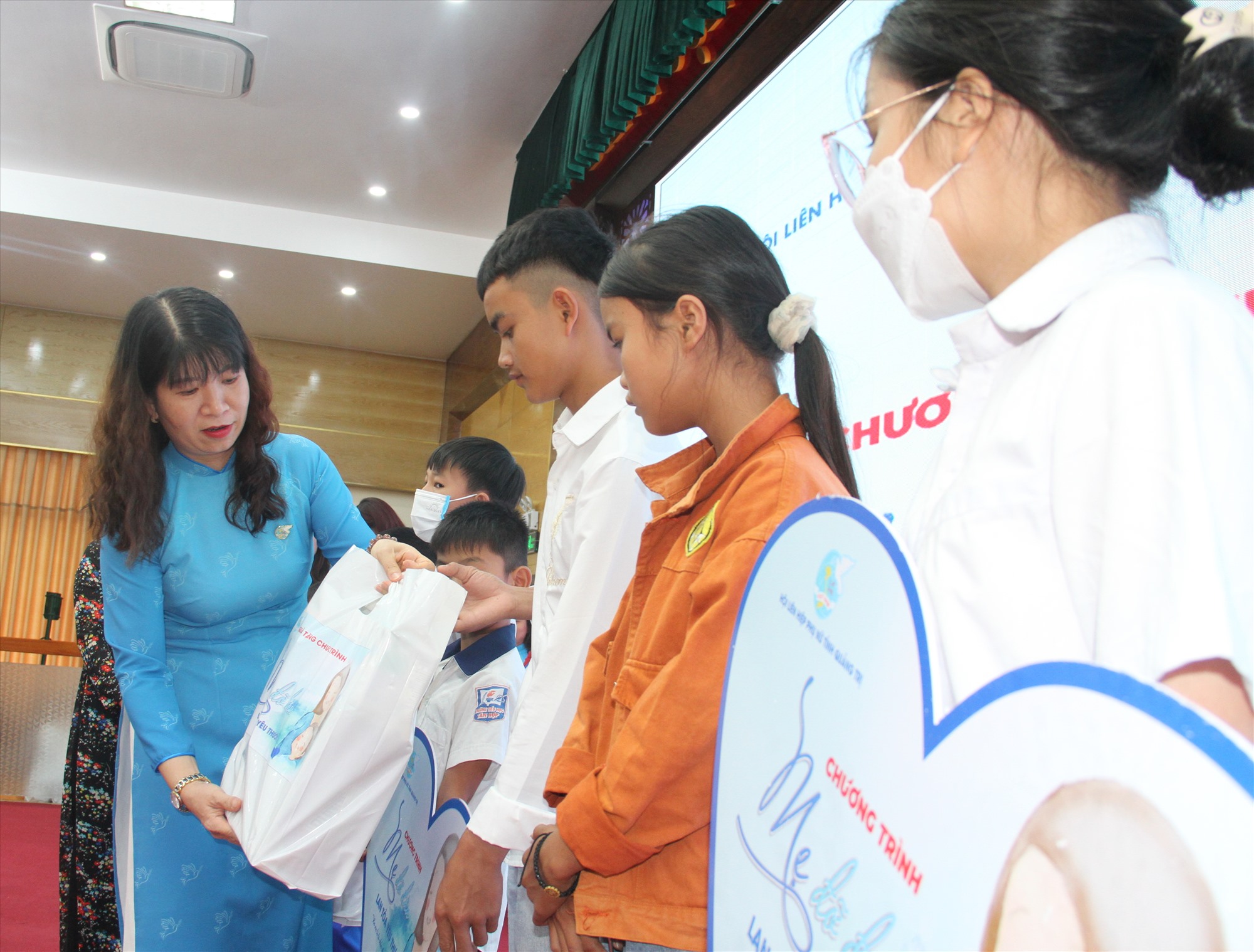 Chủ tịch Hội LHPN tỉnh Trần Thị Thanh Hà tặng quà cho trẻ em gặp hoàn cảnh khó khăn - Ảnh: MĐ