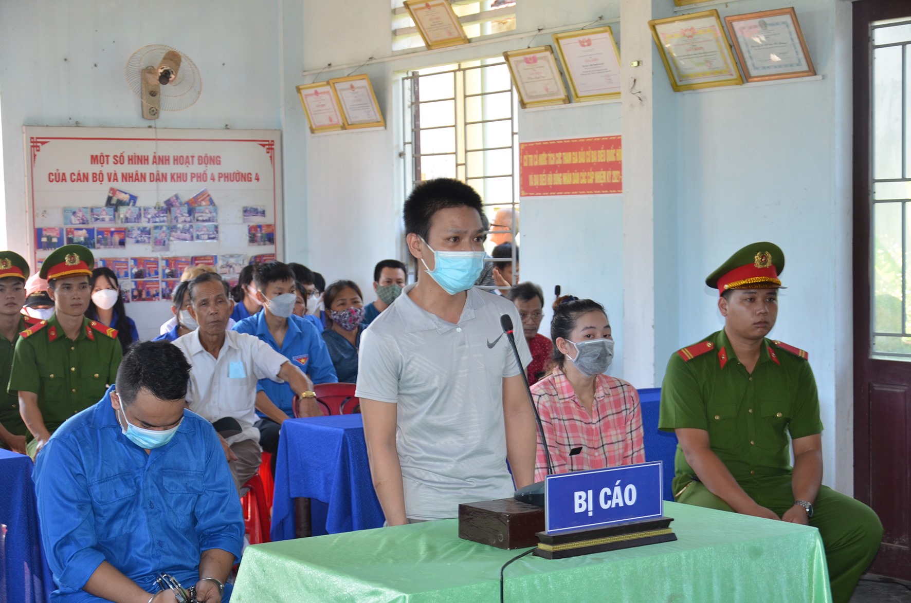 Các bị cáo Nguyễn Phi Long, Lê Viết Ngọ, Nguyễn Thị Thùy Linh tại phiên xét xử sáng ngày 28/6 - Ảnh: Lê Minh