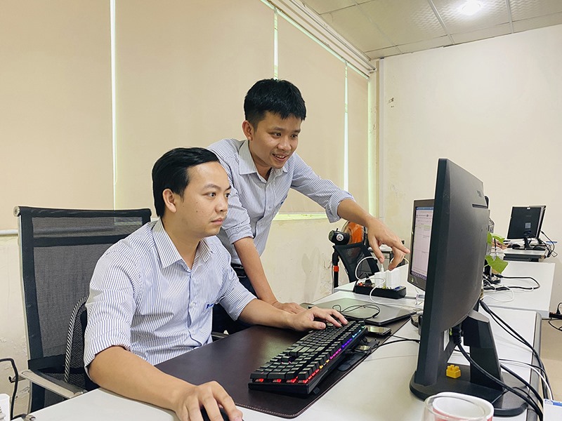Anh Phạm Thế An (ngồi) đã có nhiều sáng kiến hay trong quá trình làm việc tại VNPT Quảng Trị - Ảnh: T.P