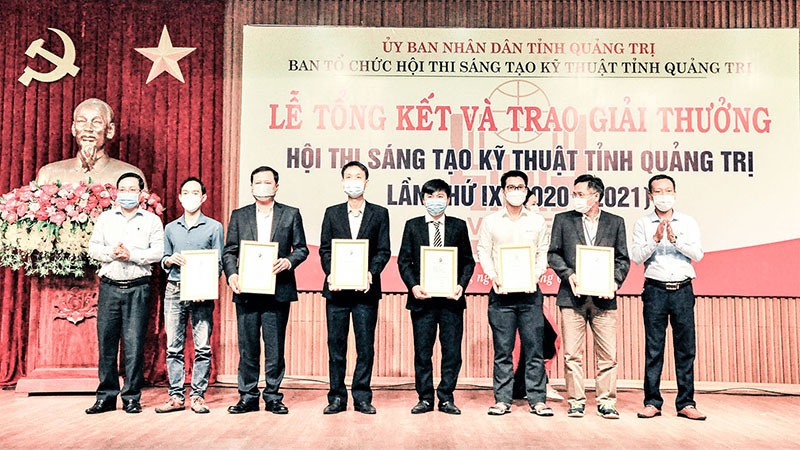 Nhóm tác giả của PC Quảng Trị nhận giải Khuyến khích Hội thi sáng tạo kỹ thuật tỉnh Quảng Trị lần thứ IX (2020 - 2021) - Ảnh: L.K
