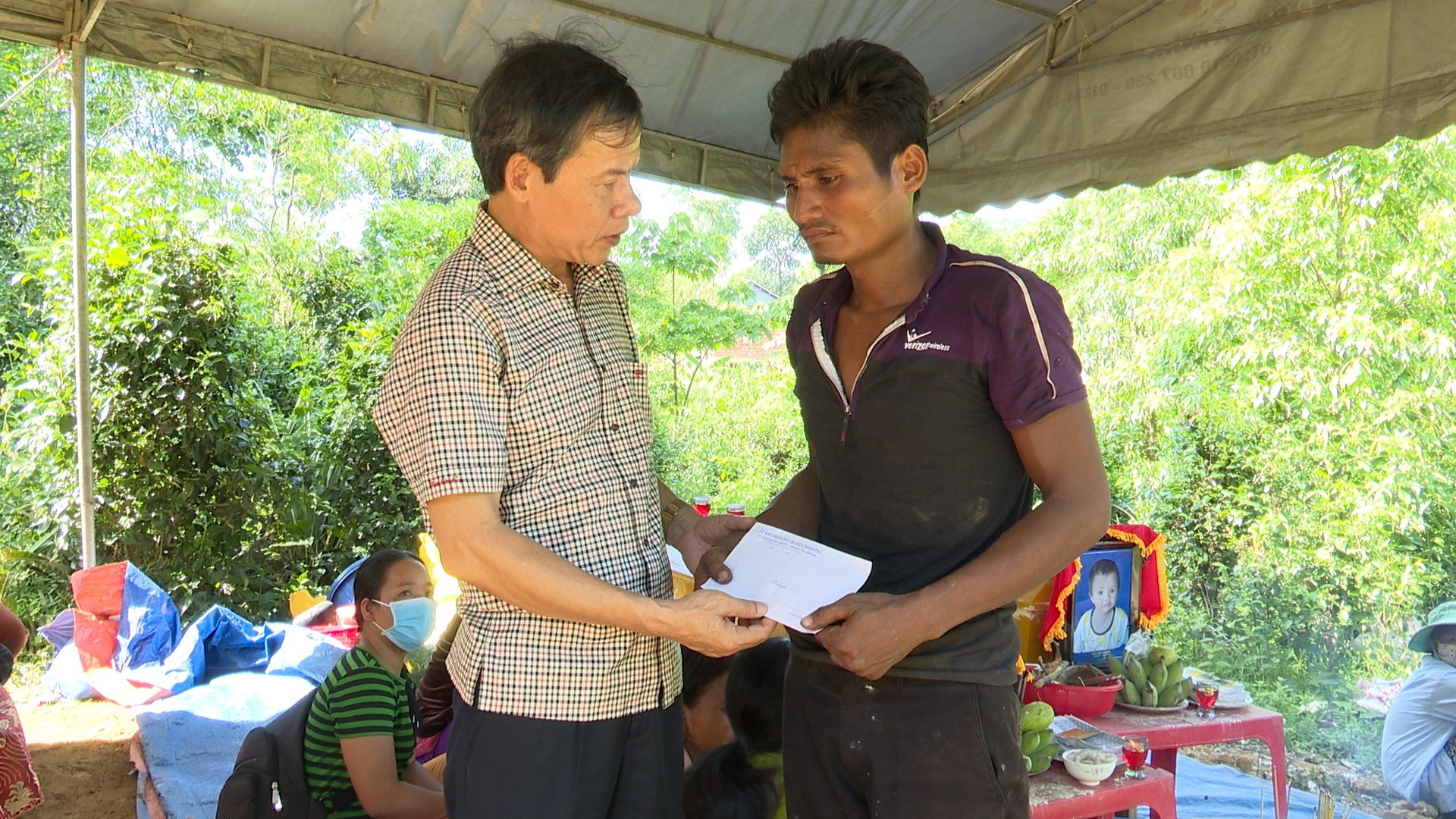 Lãnh đạo huyện Đakrông thăm hỏi, trao tiền hỗ trợ cho gia đình nạn nhân -Ảnh: M.V
