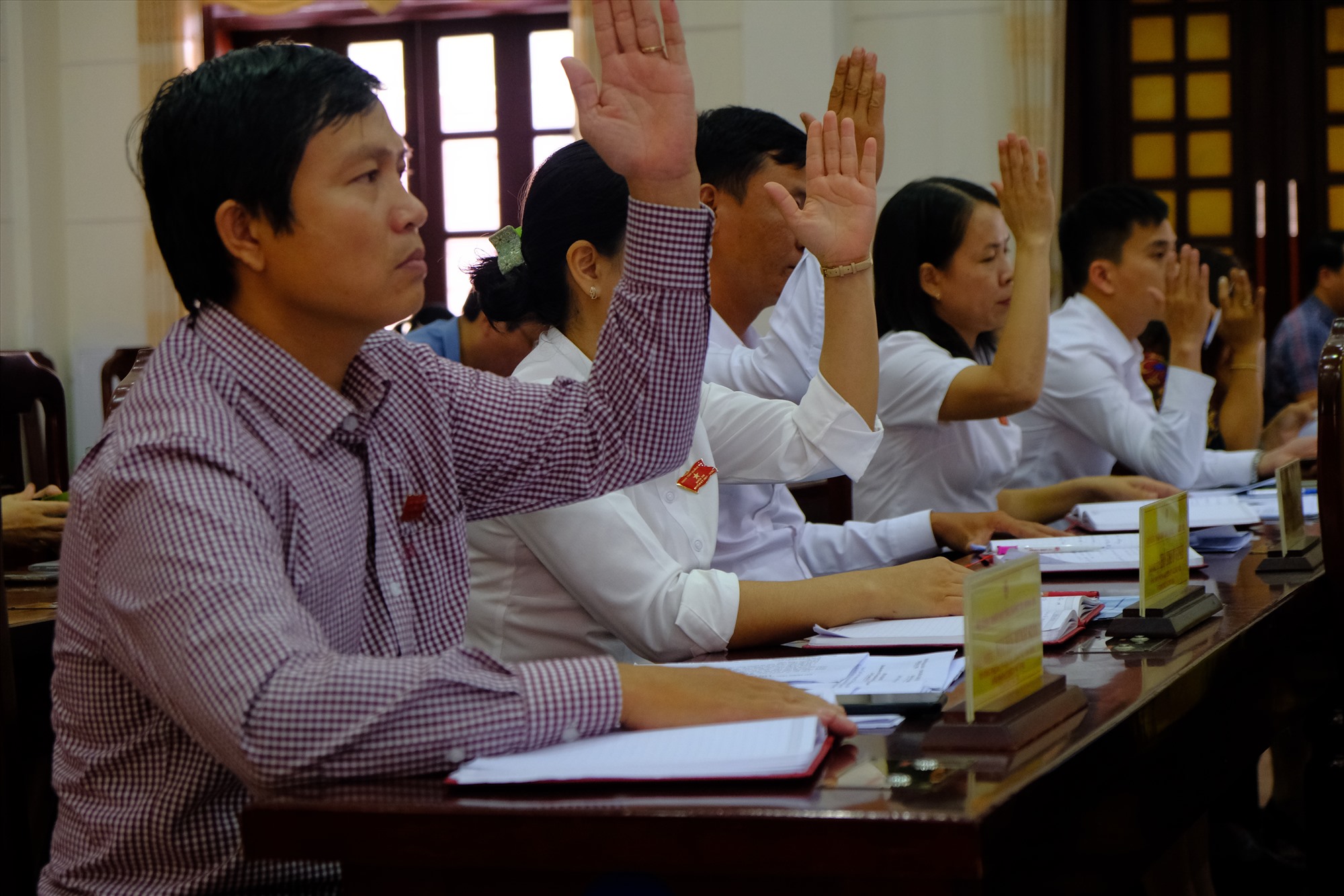 Các đại biểu biểu quyết thông qua 4 nghị quyết tại kỳ họp - Ảnh: Trần Tuyền