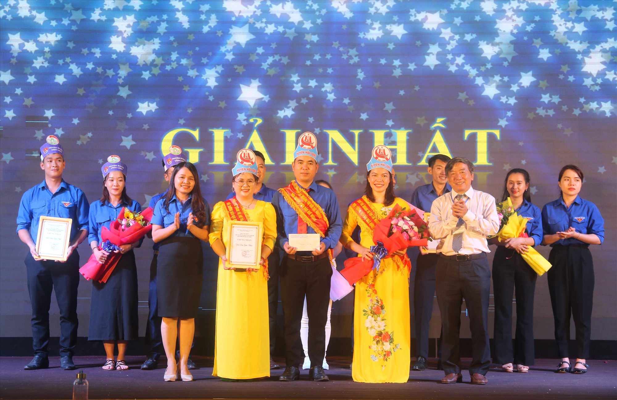 Ban tổ chức chương trình trao giải Nhất cho đội thi huyện Hải Lăng - Ảnh: N.B