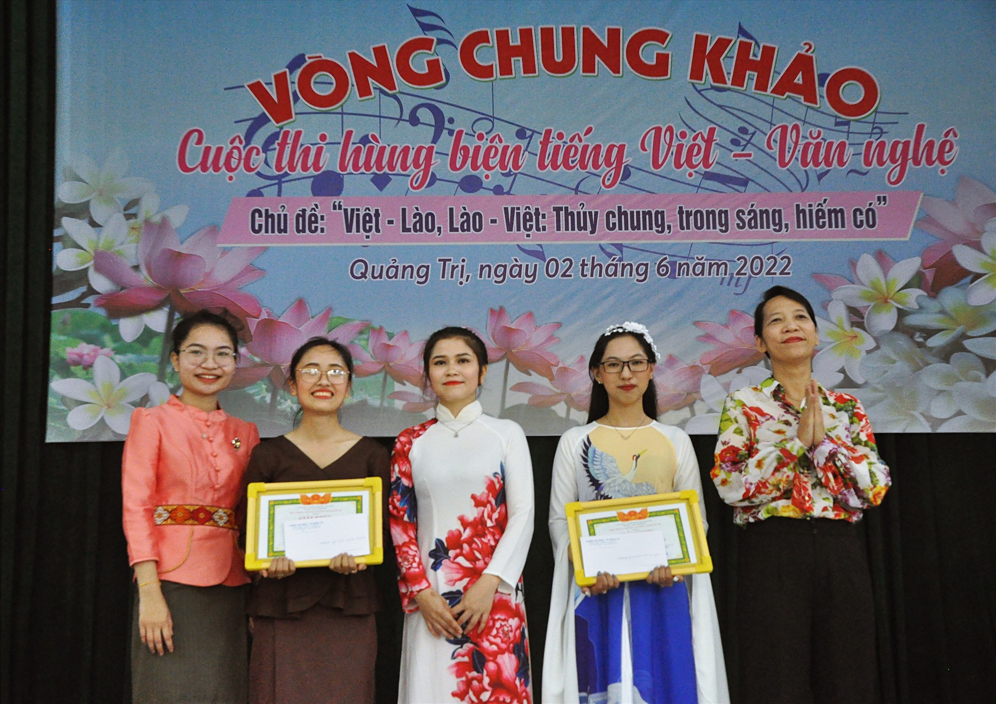 Giám đốc Sở Ngoại vụ Nguyễn Triều Thương trao giải Nhất cho đội thi đến từ lớp Dược sĩ 6A và lớp Dược sĩ K5 - Ảnh: T.L