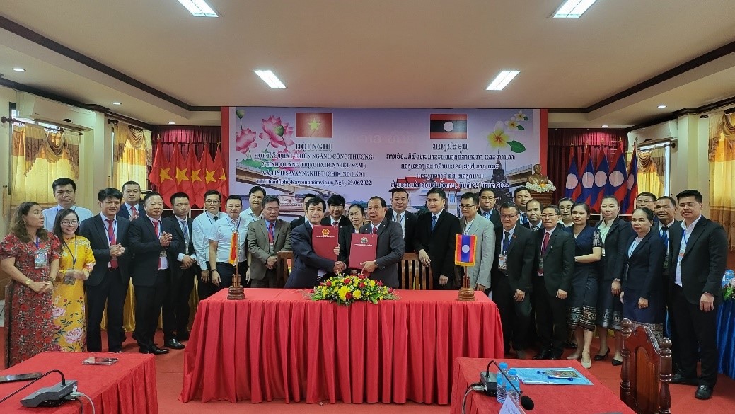Lãnh đạo Sở Công thương 2 tỉnh Quảng Trị - Savannakhet ký kết Biên bản hợp tác phát triển giai đoạn 2022 - 2024. Ảnh: HĐT