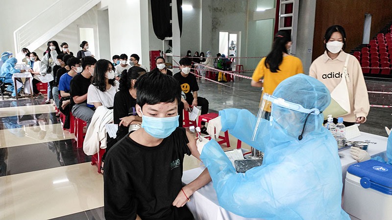Đông Hà đẩy mạnh tiêm vắc xin phòng, chống COVID-19 cho người dân - Ảnh: A.Q