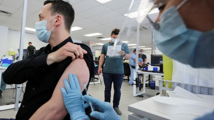 Một người được tiêm vaccine ngừa đậu mùa khỉ tại Montreal, Canada hồi đầu tháng 6. Ảnh: Reuters