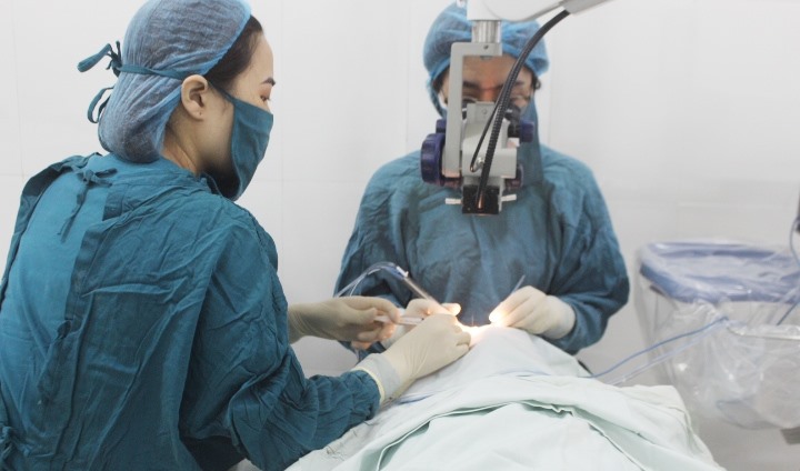 Thầy thuốc Bệnh viện Mắt Quảng Trị thực hiện phẫu thuật điều trị bệnh lý về mắt. Ảnh: BỘI NHIÊN