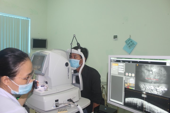 Kiểm tra mắt của người bệnh sau phẫu thuật ghép kết mạc tự thân tại Bệnh viện Mắt Quảng Trị. Ảnh: BỘI NHIÊN