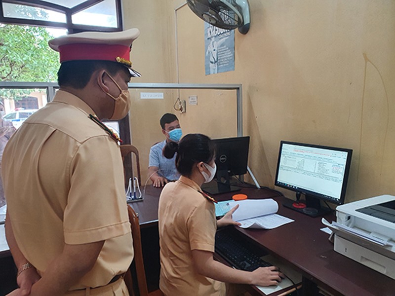 Triển khai cấp biển số xe ô tô tại Công an huyện Triệu Phong-Ảnh: T.N