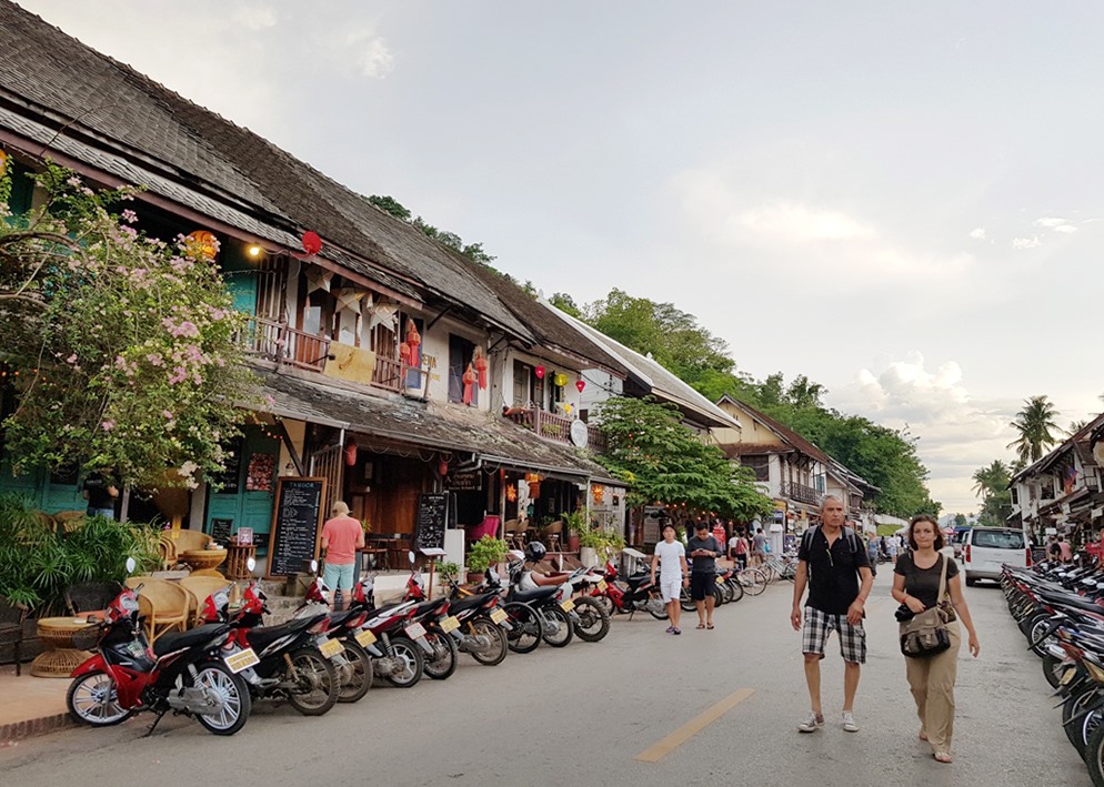 Tuyến phố cổ Sisavangvong nằm ngay trung tâm Luang Prabang với lối kiến trúc truyền thống Lào kết hợp kiến trúc Pháp tạo nên sự thơ mộng, duyên dáng.