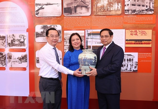 Thủ tướng Phạm Minh Chính tặng quà lưu niệm cho đại diện Bảo tàng Hồ Chí Minh- chi nhánh TP Hồ Chí Minh. (Ảnh: Dương Giang/TTXVN)