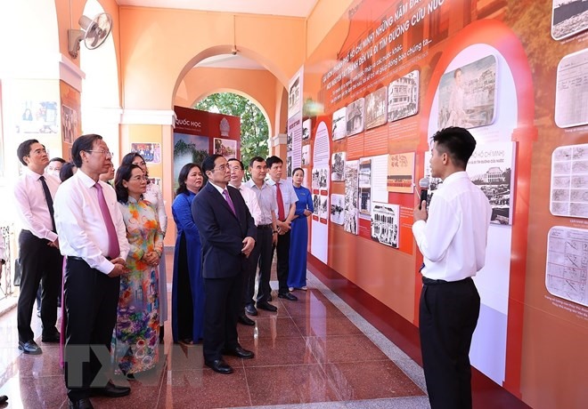 Thủ tướng Phạm Minh Chính tham quan trưng bày ảnh về Chủ tịch Hồ Chí Minh tại di tích bến Nhà Rồng. (Ảnh: Dương Giang/TTXVN)