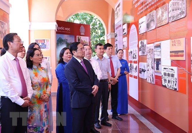 Thủ tướng Phạm Minh Chính tham quan trưng bày ảnh về Chủ tịch Hồ Chí Minh tại di tích bến Nhà Rồng. (Ảnh: Dương Giang/TTXVN)