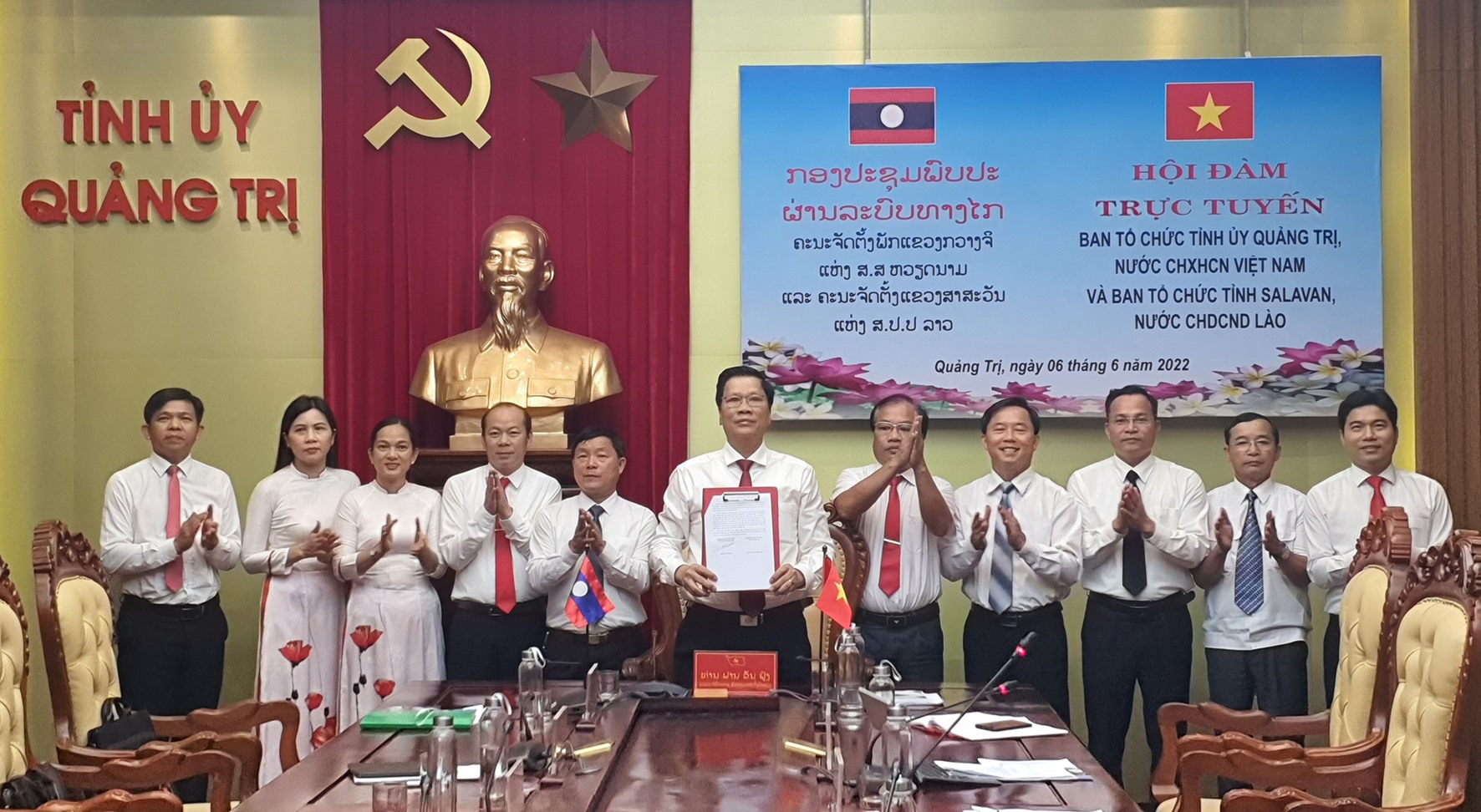 Trưởng Ban Tổ chức Tỉnh ủy Quảng Trị Phan Văn Phụng ký biên bản ghi nhớ giai đoạn 2022 - 2024 - Ảnh: L.N