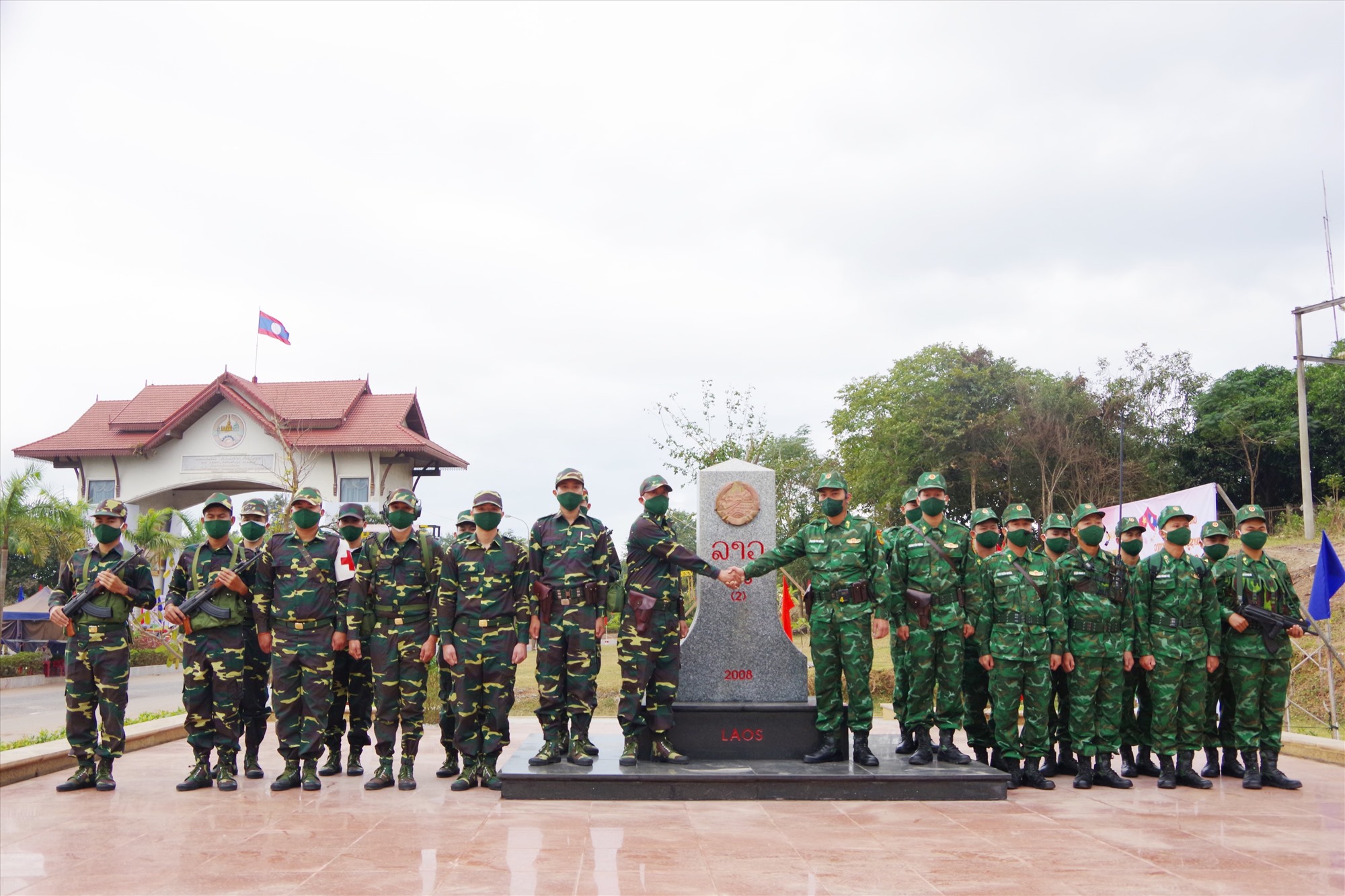 Lực lượng Bộ đội Biên phòng tỉnh và lực lượng vũ trang tỉnh Savannakhet (Lào) tuần tra chung vì biên giới hòa bình, hữu nghị, hợp tác cùng phát triển - Ảnh: Phước Trung