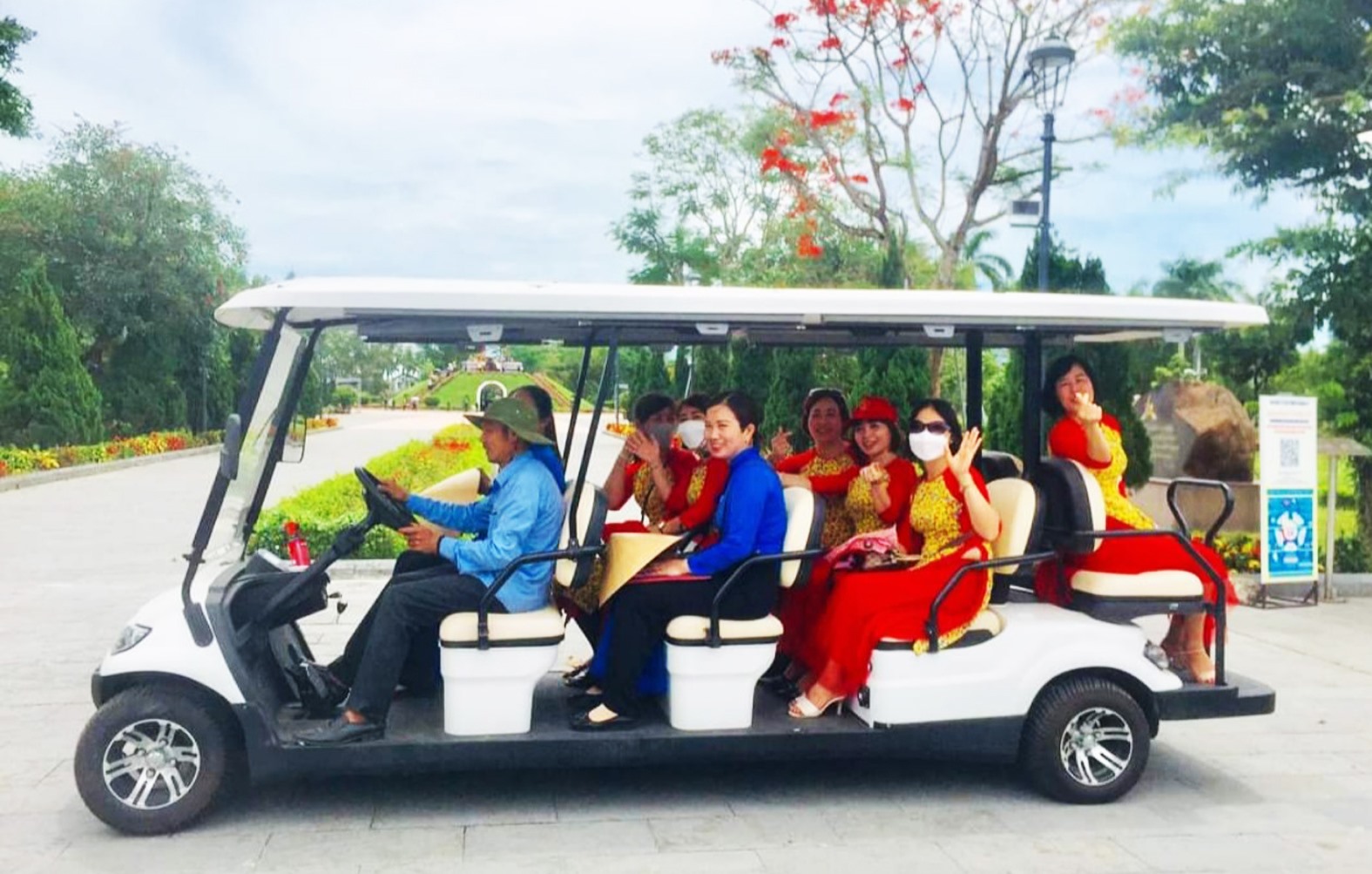 Xe điện đưa du khách tại Di tích Thành Cổ Quảng Trị - Ảnh: Tú Linh