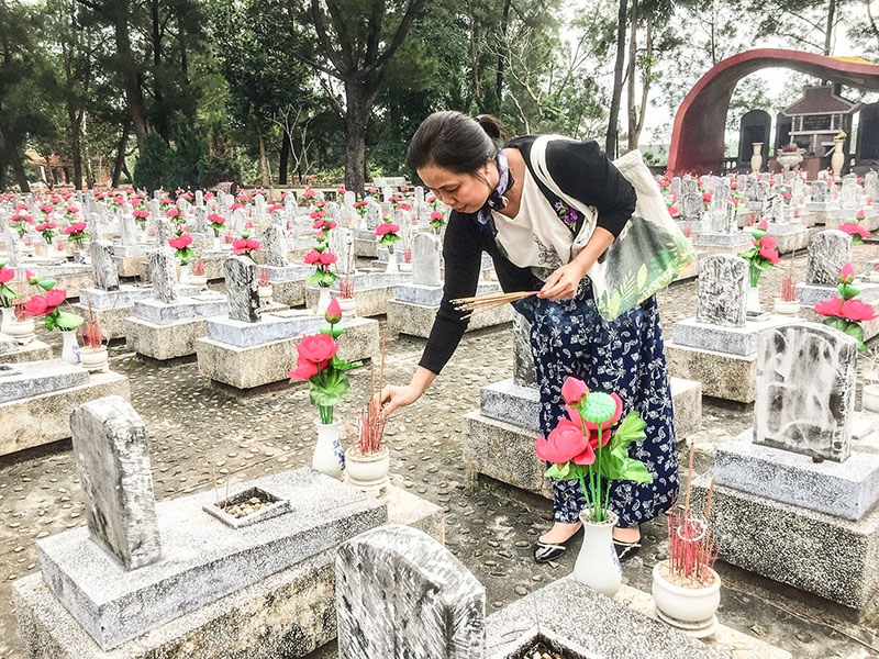 Trên những phần mộ ở Nghĩa trang liệt sĩ quốc gia Trường Sơn luôn có bình hoa tươi thắm- Ảnh: Đ.T
