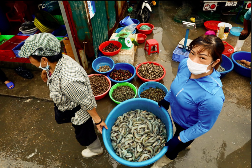 Nhiều hình ảnh đẹp tại chợ cá Bến Do đã được ghi nhận bằng smartphone và máy ảnh của các phóng viên, biên tập viên, phù hợp để xuất bản trên nền tảng số.