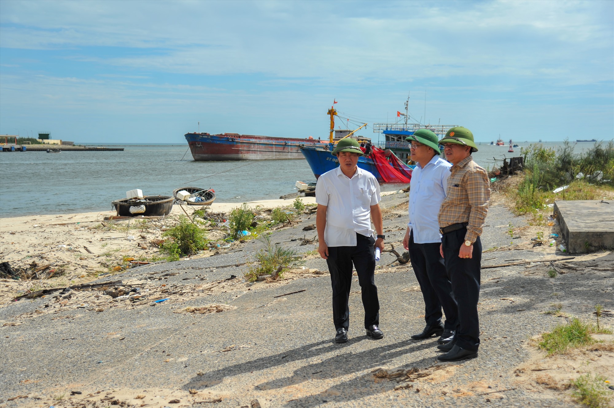 Phó Chủ tịch UBND tỉnh Lê Đức Tiến khảo sát thực địa tại Dự án Bến cảng CFG Nam Cửa Việt - Ảnh: Trần Tuyền